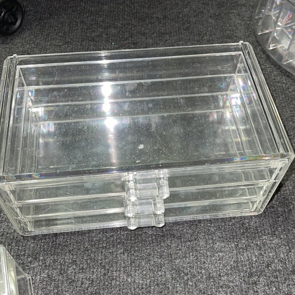 Four items -MAKEUP ORGANIZERS - Picture 5 of 5